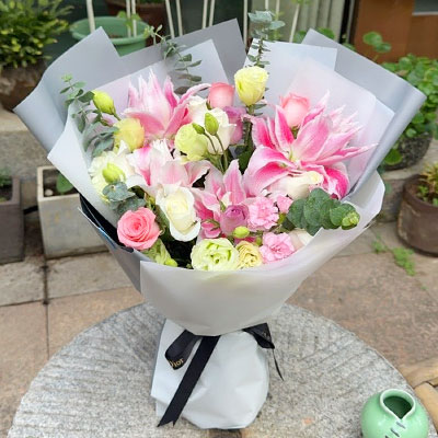十堰9朵玫瑰混搭百合，爱恋纯真无邪